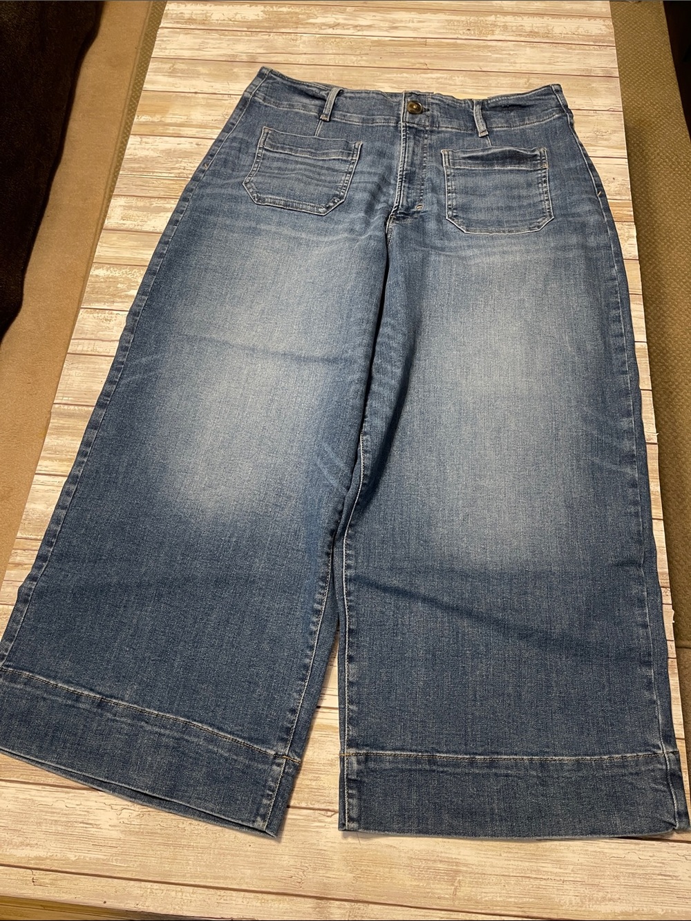 a.n.a Wide-Leg Ankle Crop Jeans in Medium Blue